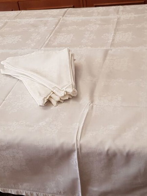 Cotton rectangular white tablecloth like new with 10 napkins