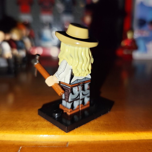 Φιγούρα Sadie Adler σαν καινούργιο με βάση, καραμπίνα, τσεκούρι