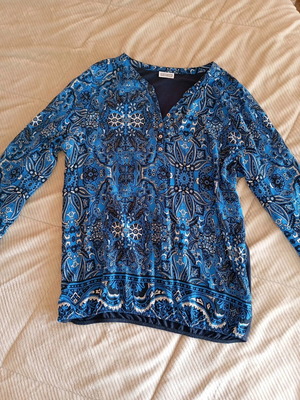 Women's blouse like new, blue patterned, size L