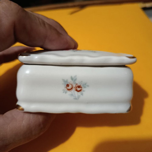 Porcelain jewelry box like new, small decorative container