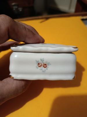 Porcelain jewelry box like new, small decorative container