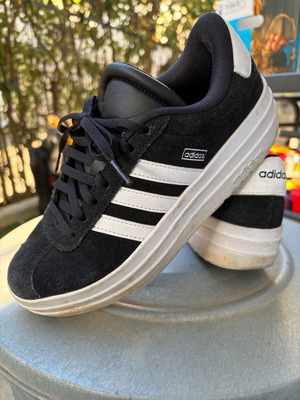 Παπούτσια Adidas αθλητικά σαν καινούργια, μέγεθος 37, μαύρο-άσπρο