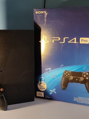 Sony PlayStation 4 Pro 1TB κονσόλα μεταχειρισμένη με 2 χειριστήρια και βάση φόρτισης