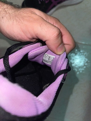 Asics αθλητικό γυναικείο παπούτσι μεταχειρισμένο, μαύρο και μωβ, νούμερο 36