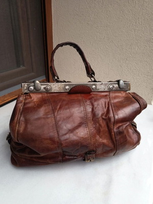 Γυναικεία δερμάτινη τσάντα τύπου doctor bag σε κανελί