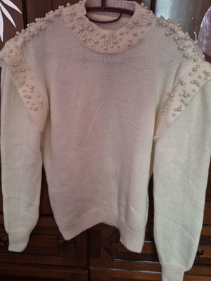 Women's sweater new, one size, pearl details
