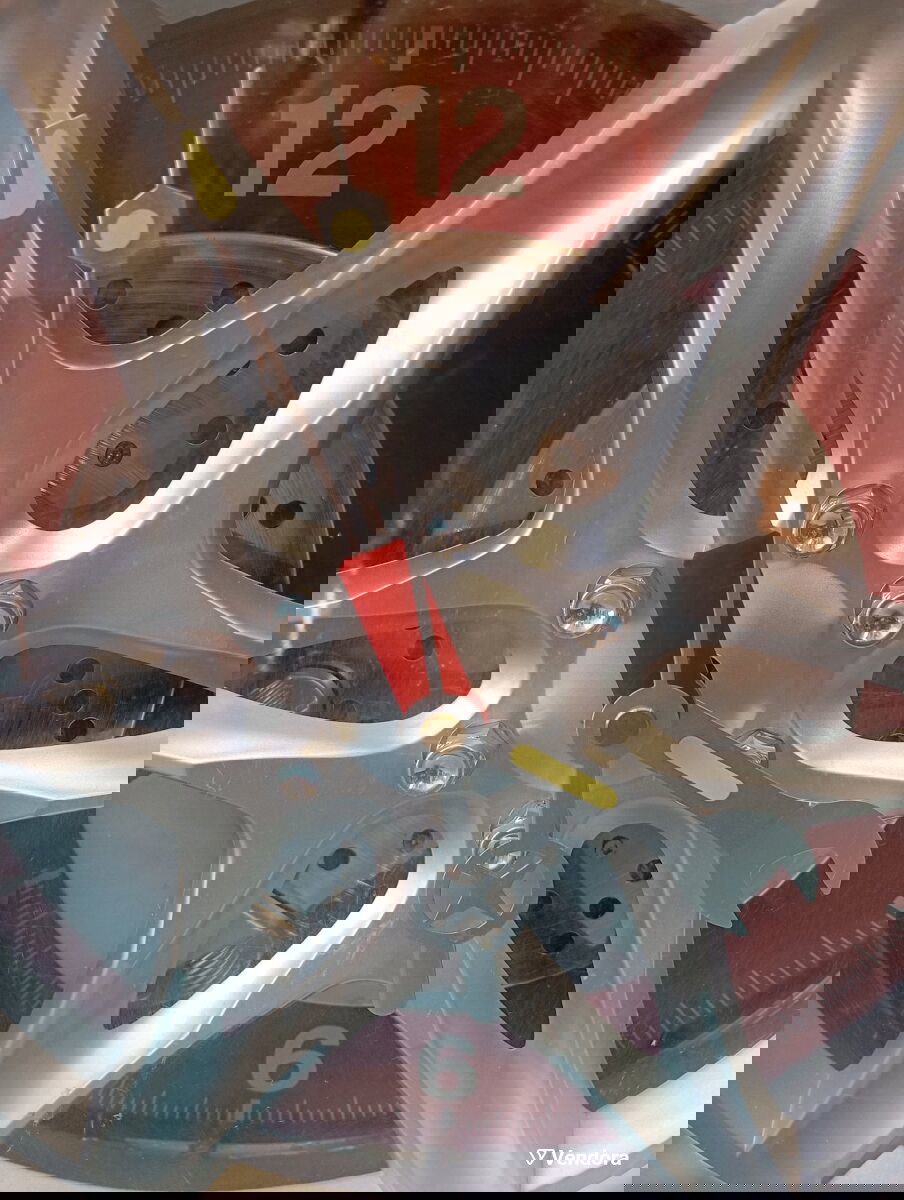 Ρολόι τοίχου μεταχειρισμένο από πλαστικό, διάμετρος 27εκ.