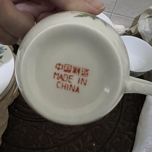 Vintage Chinese tea set like new with 6 cups and 6 dessert plates
