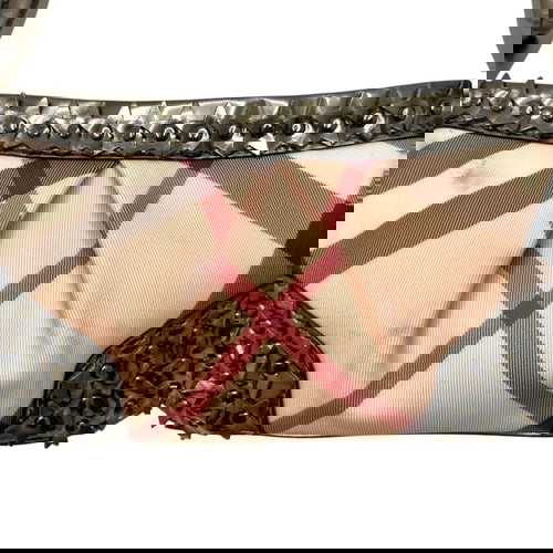 Burberry чанта за рамо употребявана, бежова и сребърна лакова кожа