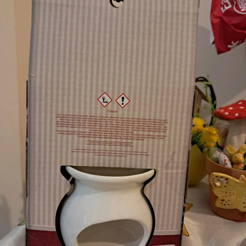 Aromatherapy oil burner set new, with 3 spiced apple and cinnamon oils