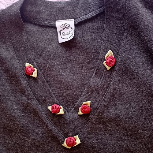 Gray long-sleeve blouse like new with 3D roses, size XL