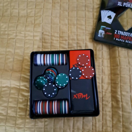 Xl poker set used with wear on the box
