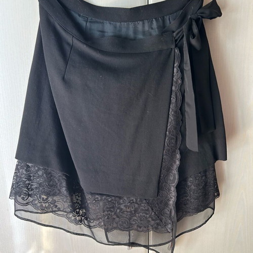 Tagier de Pies suit like new, black, lace fabric