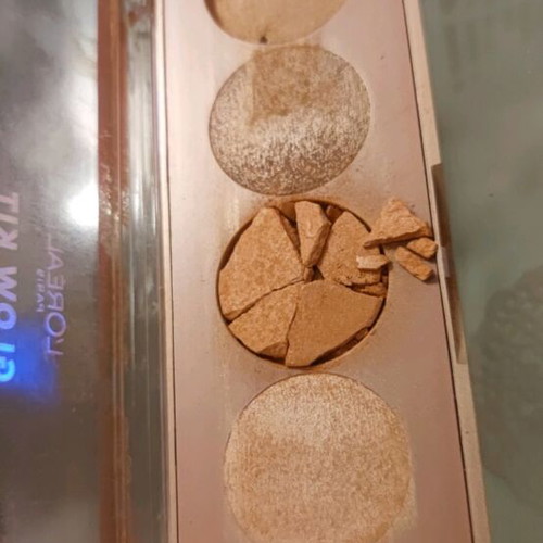 L'Oréal Highlighting Palette Glow Kit with broken and crushed highlighter