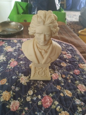 Small Beethoven figurine like new