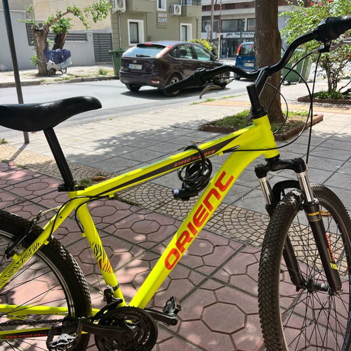 Mountain bike like new with disc brakes and front suspension 26 inch