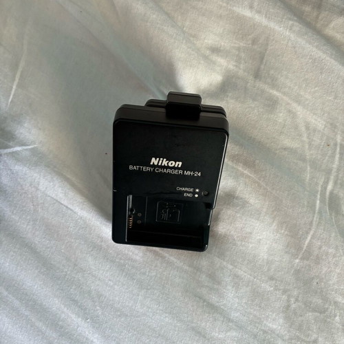 Nikon D5100 digital camera like new with accessories