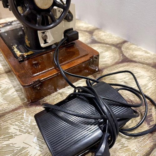 Singer vintage sewing machine used, motorized