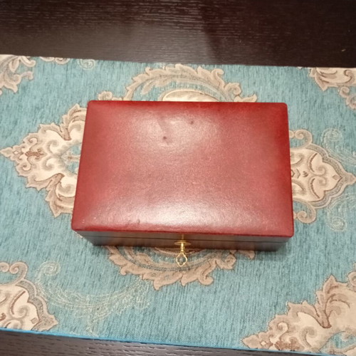 Vintage jewelry box like new with key
