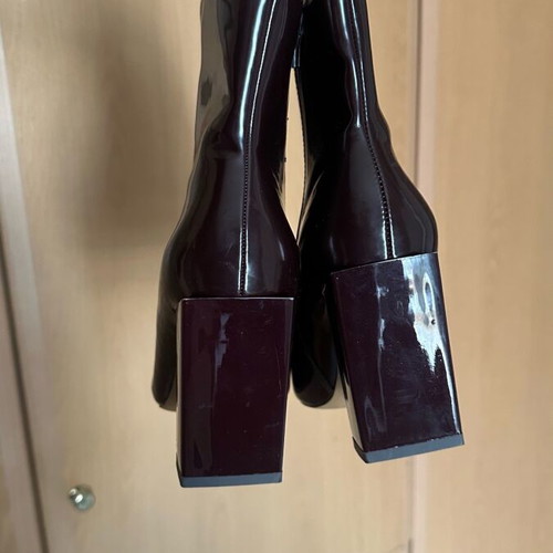Burgundy ankle boots size 39 like new with impressive heel and zipper