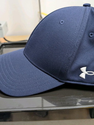 Under Armour hat like new, size L/XL, blue