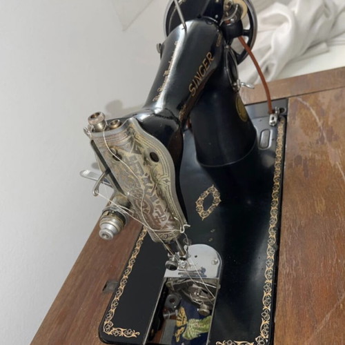 Singer sewing machine new condition, collectible