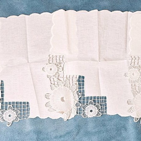 Decorative lace and flower set of 4 square pieces like new