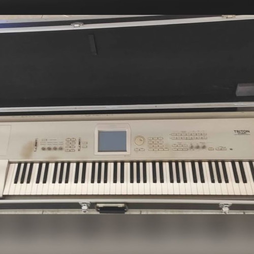 Korg Triton Studio 76 keyboard like new with original plastic case