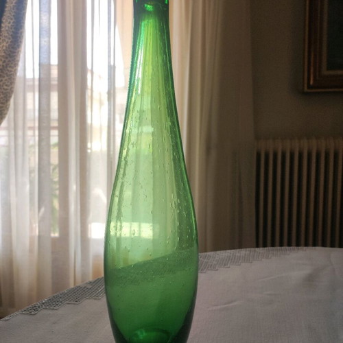 Decorative vase set like new made of blown glass