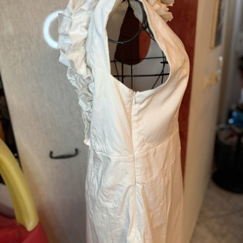 White dress with impressive ruffles, like new, size M