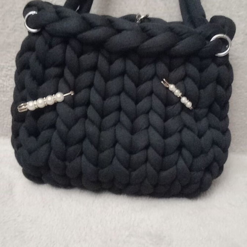 Handmade shoulder bag with marshmallow yarn and clasp new
