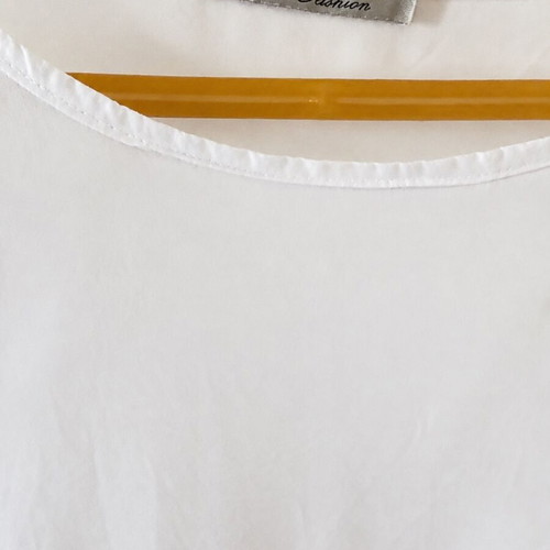 FN Fashion white sleeveless blouse with lace