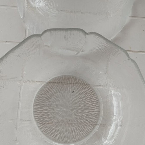 Set of 2 glass embossed salad bowls like new
