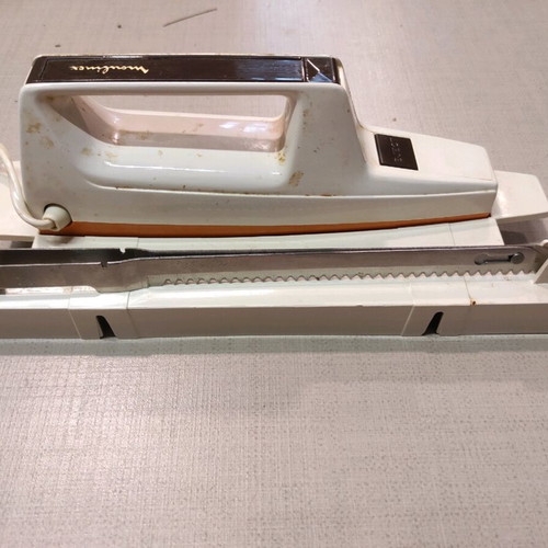 Electric knife used with stainless steel blades