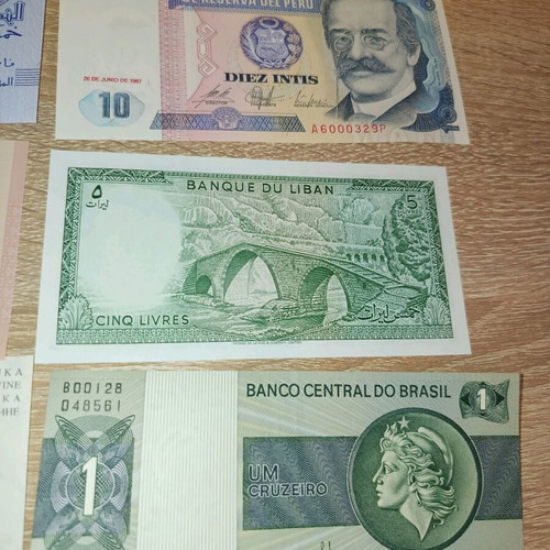 Lot of 6 uncirculated foreign banknotes like new