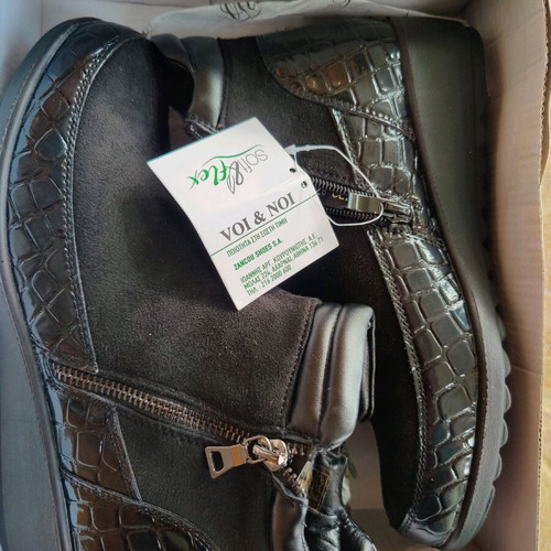 Voi & Noi ankle boots new with tag, size 38, black with zippers