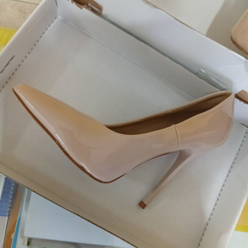 Botinelli cream patent leather pumps size 36 like new