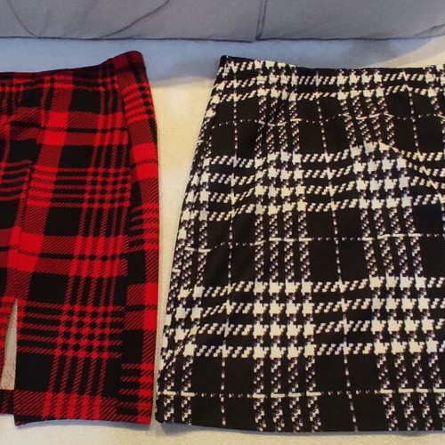Mini skirts Shein like new, size S, black and red, set of 2