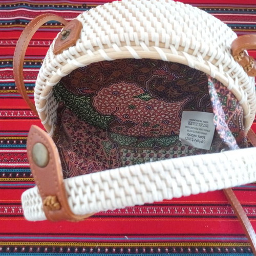 White Straw Shoulder Bag with Leather Strap and Closure, New