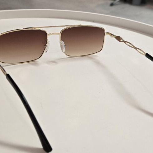 Vintage Elegance Aviator Sunglasses like new, polished gold frame