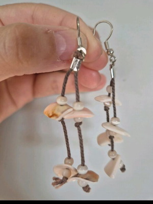 Shell dangling earrings used in excellent condition