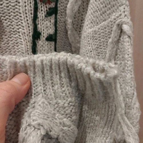 Pull & Bear knitted sweater used with embroidered flowers, size M, off white