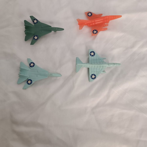 Collectible airplanes pack of 4, like new, assorted colors