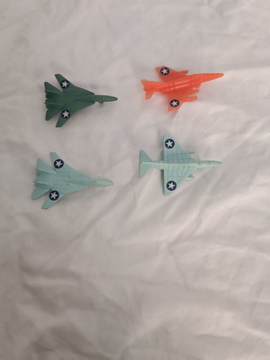 Collectible airplanes pack of 4, like new, assorted colors