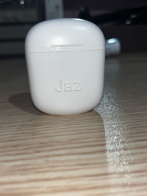 Bluetooth earbuds like new with charger
