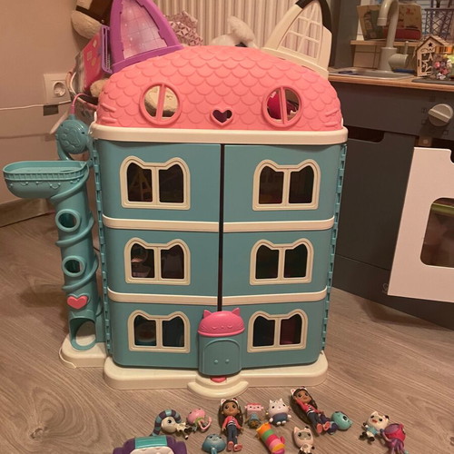 Gabby's Dollhouse playset with Carlita car and all cat figures