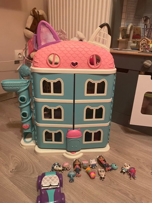Gabby's Dollhouse playset with Carlita car and all cat figures