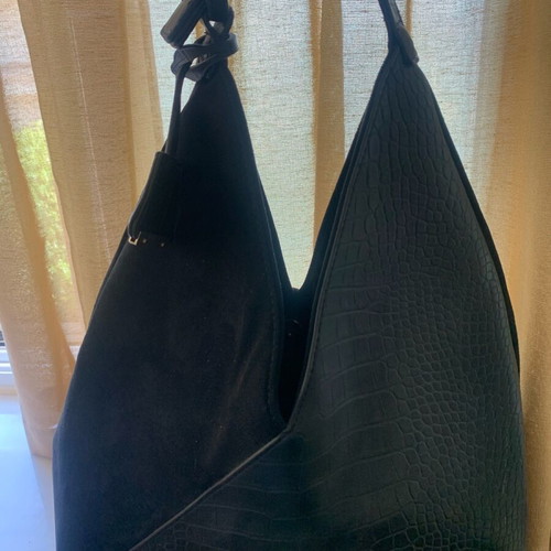 Black shoulder bag like new with crocodile faux leather and suede