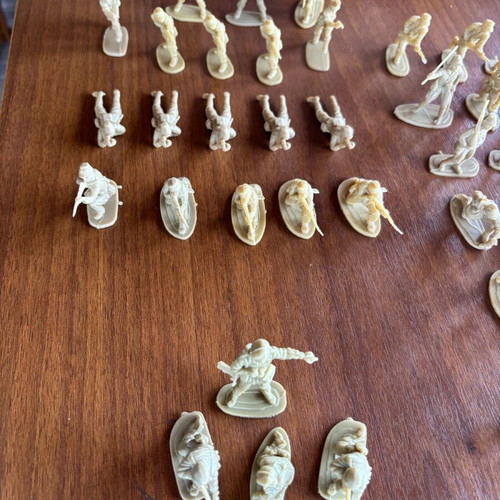 Vintage toy soldiers used, large set of 57 pieces, ecru plastic