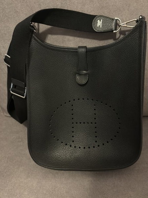 Evelyne leather crossbody bag like new, black